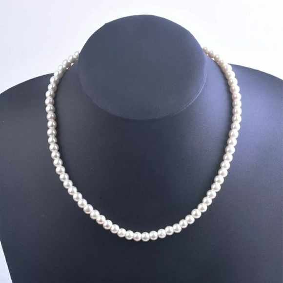 Jewelry - Elegant and Female Pearl Necklace